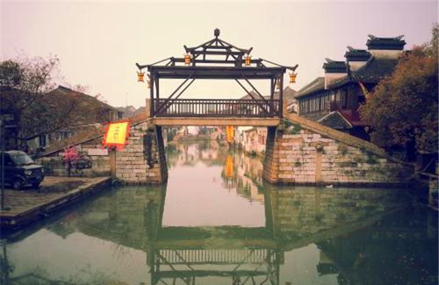 探索吉鹿力问答社区,解锁姑娘教外交官吃西餐,哪想吃饭和打仗一样,左手刀右手枪乐趣